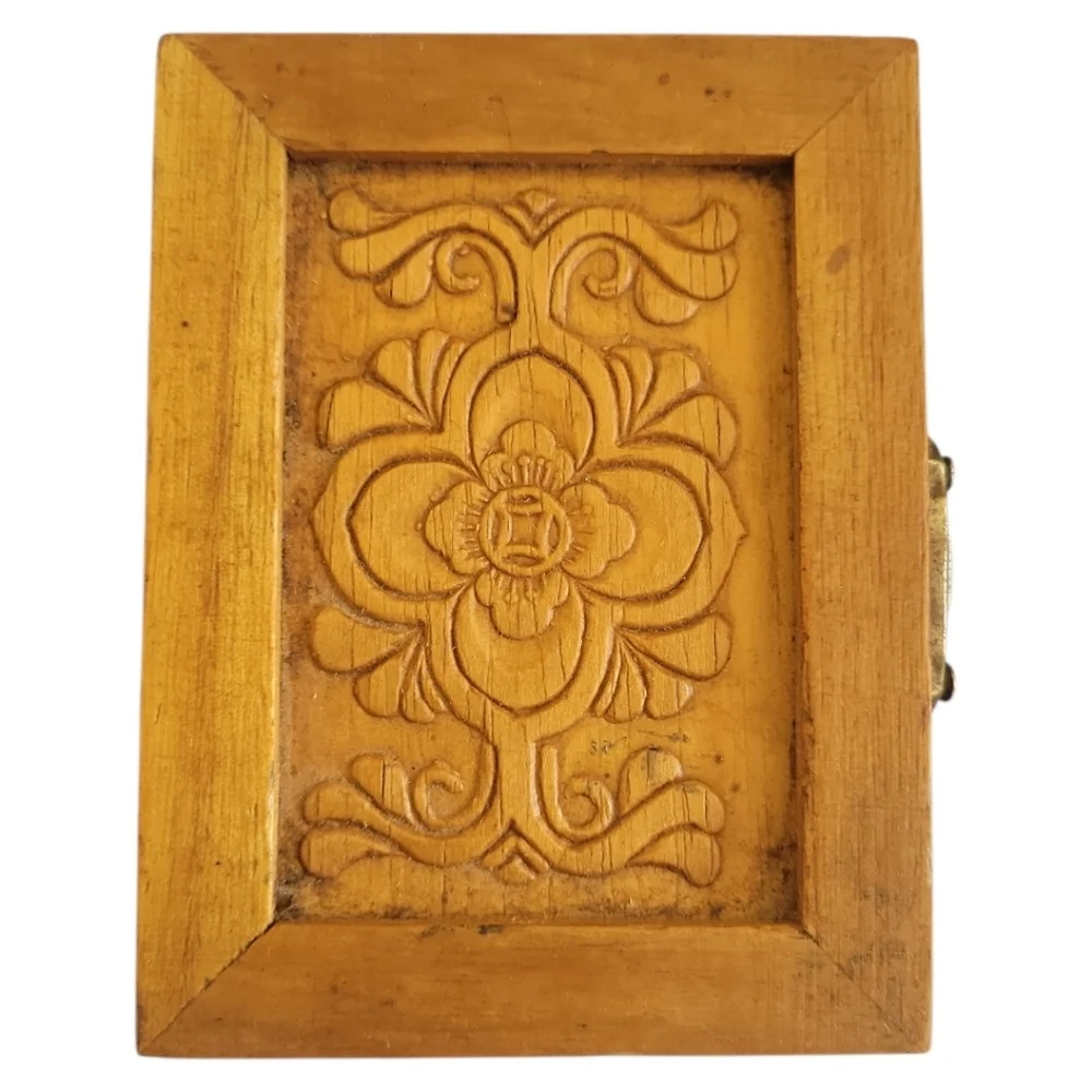 Vtg Wooden Carved Flower Floral Trinket Jewelry Box Brass Latch Hinges